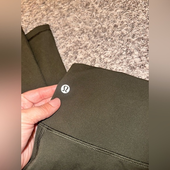 Women’s Lululemon Wunder Under Crop (High-Rise) *Full-On Luxtreme 21" Size 2 - Picture 8 of 15